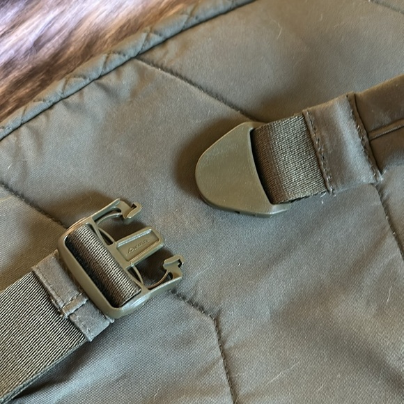 Vera Bradley *NWT* Women's Quilted Cotton Sling Backpack in Climbing Ivy Green - Picture 11 of 14